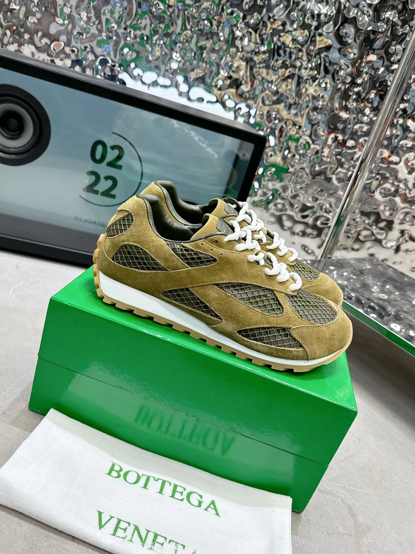 👟👟Ex-factory price 560👟👟 Men ➕20 💰𝐁𝐨𝐭𝐭𝐞𝐠𝐚 𝐕𝐞𝐧𝐞𝐭𝐚 Bodie Home Couple Style 👫BV Sports Shoes Wang Yibo Same Style Casual shoes for couples and dad shoes! Runner sneakers! Original purchase and development! Made of original lightweight technical mesh fabric, the same as the original version! The process is complicated! Paired with a geometric pattern designed rubber outsole, the higher version of the Wang Zha series is actually much taller, but the legs still look slim. Very nice. Durable and durable to play with, standard and version-matching shoe-packing technology. Look for high-end versions. The original outsole is exclusively molded, and the color-blocked TPU outsole is used. The material and weight are the same as the original! Size: Women’s size 35-41 (40 and 41 customized, non-refundable) Men’s size 39-45 (45 customized, non-refundable)